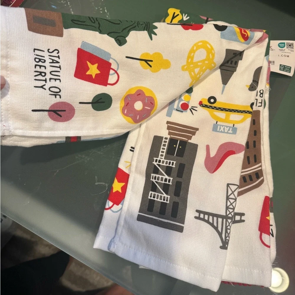ISAAC MIZRAHI set of 2 NEW YORK kitchen towels- super cute and practical too! 🍎
